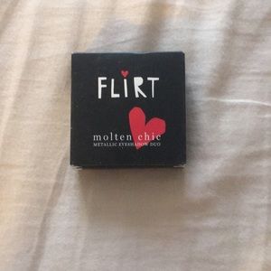 FLIRT Molten Chic metallic eyeshadow duo
